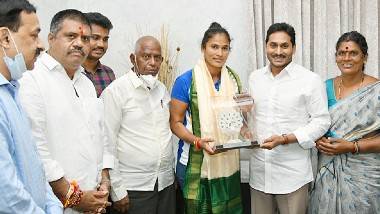 Hockey Player Rajini Meet CM YS Jagan: ఏపీ హాకీ క్రీడాకారిణి రజనీకి రూ. 25లక్షల నగదు, కుటుంబంలో ఒకరికి ఉద్యోగం, ముఖ్యమంత్రి వైఎస్‌ జగన్‌మోహన్‌రెడ్డిని మర్యాదపూర్వకంగా కలిసిన భారత మహిళా హాకీ ప్లేయర్