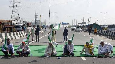 Bharat Bandh Updates: భారత్ బంద్‌లో విషాదం, ఆందోళన చేస్తున్న రైతు మృతి, గుండెపోటుతో మరణించినట్లుగా అనుమానిస్తున్న పోలీసులు, కొత్త వ్యవసాయ చట్టాలకు వ్యతిరేకంగా దేశ వ్యాప్తంగా కొనసాగుతున్న నిరసనలు