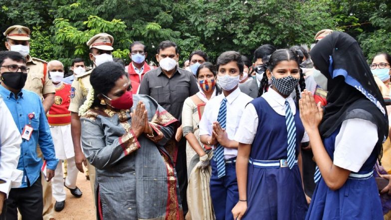 Schools Opened in TS: తెలంగాణలో 18 నెలల తర్వాత ప్రారంభమైన పాఠశాలలు, పిల్లలకు వ్యాక్సిన్ వచ్చేవరకు జాగ్రత్తగా ఉండాలని కోరిన గవర్నర్ తమిళిసై, విద్యార్థులను తమ సొంత బిడ్డలా చూసుకుంటామని భరోసా ఇచ్చిన మంత్రి సబిత Schools Opened in TS: తెలంగాణలో 18 నెలల తర్వాత ప్రారంభమైన పాఠశాలలు, పిల్లలకు వ్యాక్సిన్ వచ్చేవరకు జాగ్రత్తగా ఉండాలని కోరిన గవర్నర్ తమిళిసై, విద్యార్థులను తమ సొంత బిడ్డలా చూసుకుంటామని భరోసా ఇచ్చిన మంత్రి సబిత