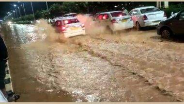 Bengaluru Rains: నీట మునిగిన బెంగ‌ళూరు విమానాశ్రయం, ట్రాక్టర్లలో ఎయిర్‌పోర్టుకి చేరుకున్న ప్రయాణికులు, రాబోయే నాలుగు రోజుల పాటు బెంగుళూరుకు భారీ వర్షాలు