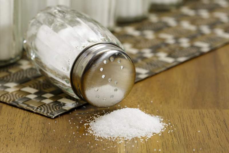 Salt Disadvantages: ఎడా పెడా వంటల్లో ఉప్పు వేసుకొని తినేస్తున్నారా, అయితే ప్రమాదంలో పడ్డట్టే, ఎందుకు తెలిస్తే షాక్ తింటారు..