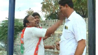 Ex-BJP MLA Papareddy: కానిస్టేబుల్ చెంప చెళ్లుమనిపించిన బీజేపీ మాజీ ఎమ్మెల్యే పాపారెడ్డి, అతను సివిల్‌ డ్రెస్‌లో ఎందుకు వచ్చి మా మధ్య నిలబడ్డాడడని ప్రశ్నించిన కర్ణాటక బీజేపీ నాయకుడు