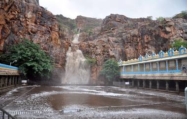 Tirumala Rains: తిరుమల, తిరుపతిలో వర్షం బీభత్సం, విరిగిపడ్డ కొంచరియలు, ఉగ్రరూపం దాల్చిన కపిలతీర్థం, చెన్నైలోనూ ఎడతెరిపి లేకుండా వర్షాలు