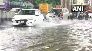 Tamil Nadu Rains: వీడియో, చెన్నైని ముంచెత్తిన భారీ వరదలు, ఎడతెరిపి లేని వర్షాలతో లోతట్టు ప్రాంతాలు పూర్తిగా జలమయం