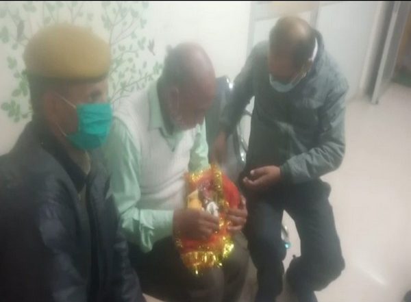 Lord Krishna's Broken Arm: నా చిన్ని కృష్ణుడి విగ్రహం చెయ్యి విరిగింది, కట్టుకట్టండి, ఆగ్రా  జిల్లా ఆస్పత్రిలో విచిత్ర ఘటన, డాక్టర్లు నిరాకరించడంతో భోరున విలపించిన పూజారి