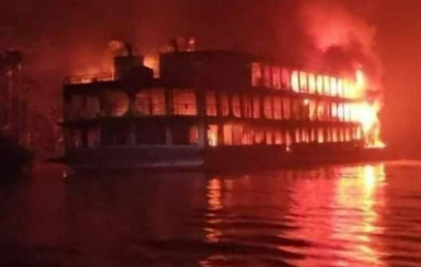 Bangladesh Ferry Fire: నౌకలో మంటలు చెలరేగి 32 మంది సజీవ దహనం, బంగ్లాదేశ్‌లో ఘోర ప్రమాదం, ప్రాణాలు కాపాడుకునేందుకు నదిలో దూకిన ప్రయాణికులు