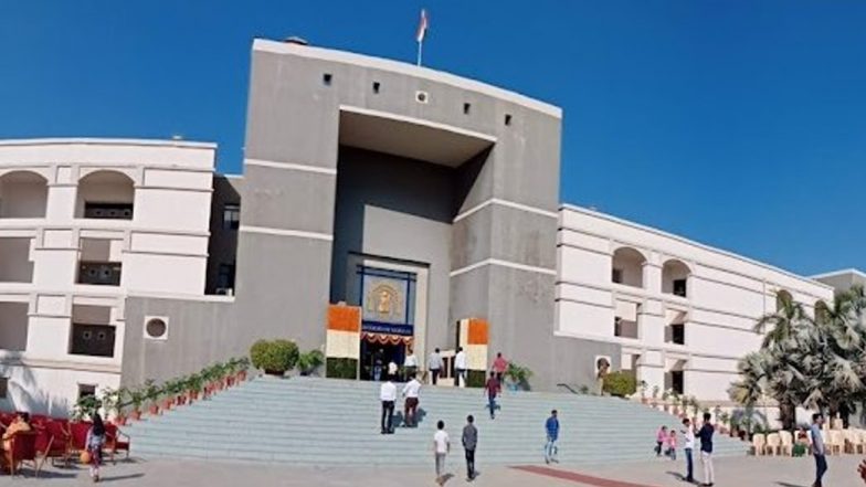 Ban On Non-Veg Food Stalls Case: ఏం తినాలో మీరే నిర్ణయిస్తారా, ప్రజలు కోరుకున్నది తినకుండా మీరు ఎలా ఆపగలరు, గుజరాత్‌లో మాంసాహార దుకాణాలు తెరవడాన్ని నిషేధించడంపై ధర్మాసనం కీలక వ్యాఖ్యలు