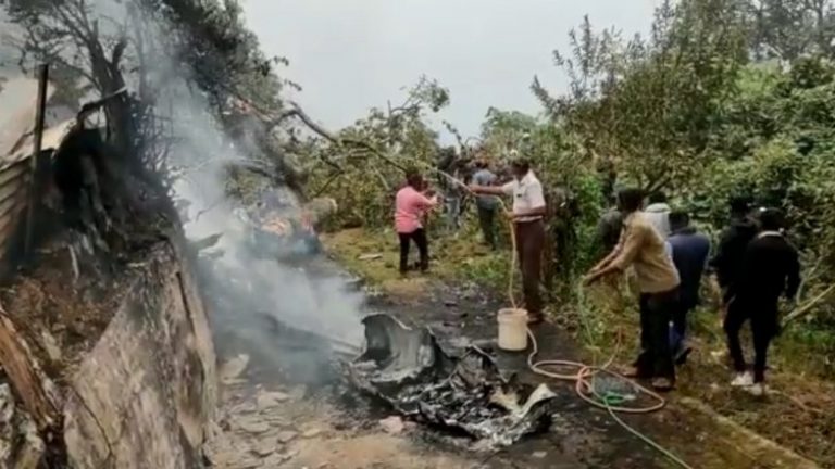 Indian Army Helicopter Crash: కుప్పకూలిన బిపిన్ రావత్ ప్రయాణిస్తున్న హెలికాప్టర్, తమిళనాడు కూనూరు వద్ద విషాద ఘటన, ప్రమాదంలో ముగ్గురు మృతి