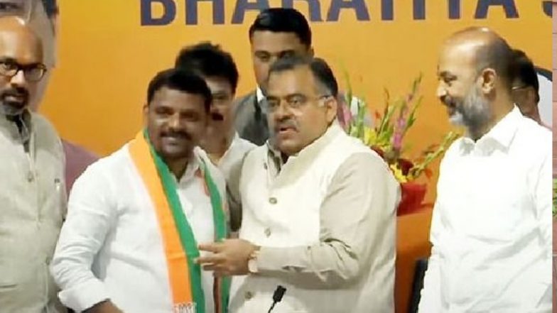 Teenmaar Mallanna joins BJP: బీజేపీలో చేరిన తీన్మార్ మల్లన్న, పార్టీ ప్రాథమిక సభ్యత్వాన్ని అందజేసిన పార్టీ తెలంగాణ వ్యవహారాల ఇన్చార్జి తరుణ్ చుగ్