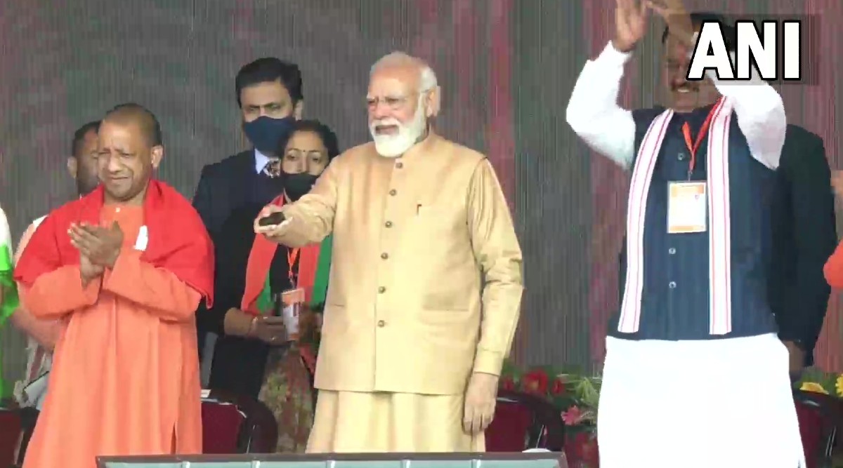 PM Modi in Prayagraj: 1.60 లక్షల మహిళా లబ్ధిదారుల ఖాతాలకు రూ.1,000 కోట్ల నగదు బదిలీ, యావత్ దేశం యూపీ అభివృద్ధి వైపు చూస్తోందని తెలిపిన ప్రధాని మోదీ