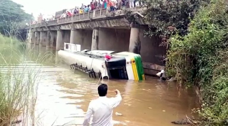 Andhra Pradesh:ఘోర ప్రమాదం.. ఏపీలో అదుపుతప్పి జల్లేరు వాగులో పడిన ఆర్టీసీ బస్సు, 8 మంది ప్రయాణికులు మృతి, కొనసాగుతున్న సహాయక చర్యలు 