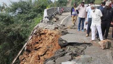 Andhra Pradesh Floods: నడకదారిలో వెళ్ళే భక్తులకు ఎలాంటి ఇబ్బంది ఉండదు, తిరుమల ఘాట్ రోడ్డులో విరిగి పడిన కొండ చరియలు, యుద్ధ ప్రాతిపదికన రోడ్డు మరమ్మతులు చేస్తున్నామని తెలిపిన వైవీ సుబ్బారెడ్డి