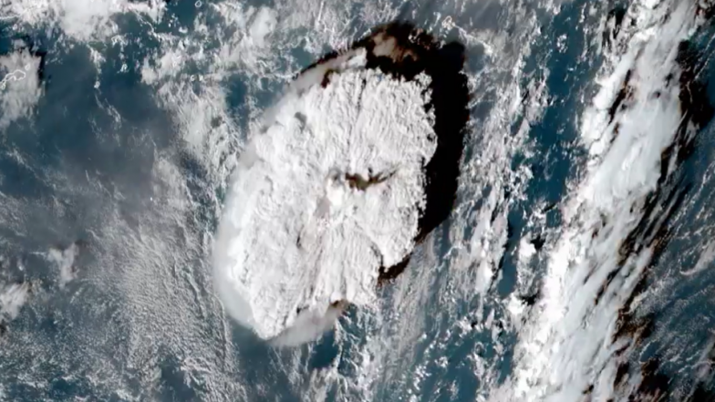 Tonga Volcano Eruption: పసిఫిక్ దీవుల్లో సునామీ హెచ్చరికలు, పేలిన అగ్నిపర్వతం, ఎగిసిపడుతున్న లావా, ప్రాణాలు అరచేతిలో పెట్టుకొని పరుగులు తీస్తున్న ప్రజలు