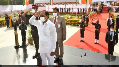 Republic Day Celebrations in TS: యుద్ధ వీరులకు అమరవీరుల స్థూపం వద్ద సీఎం కేసీఆర్ నివాళి, ప్రగతి భవన్ లో జాతీయ పతాకాన్ని ఆవిష్కరించిన తెలంగాణ ముఖ్యమంత్రి