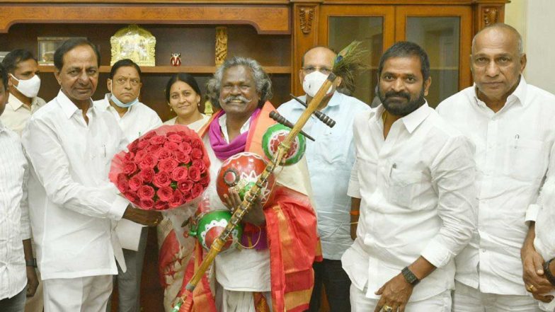 Padma Shri Awardee Mogilaiah: కిన్నెరమెట్ల మొగిలయ్యకు బంపరాఫర్, భారీ నజరానా ప్రకటించిన సీఎం కేసీఆర్, హైదరాబాద్లో ఇంటి స్థలం, నిర్మాణం కోసం రూ. కోటి Padma Shri Awardee Mogilaiah: కిన్నెరమెట్ల మొగిలయ్యకు బంపరాఫర్, భారీ నజరానా ప్రకటించిన సీఎం కేసీఆర్, హైదరాబాద్లో ఇంటి స్థలం, నిర్మాణం కోసం రూ. కోటి