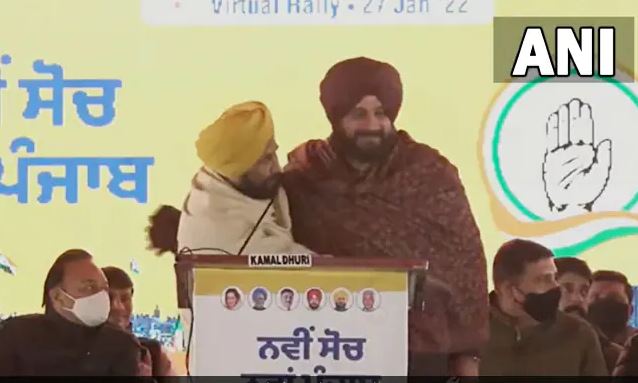 Punjab Congress: సీఎం అభ్యర్ధిత్వంపై కార్యకర్తలదే తుది నిర్ణయం, మా మధ్య విభేధాలు లేవంటూ చన్నీ, సిద్ధూ ప్రకటన, పంజాబ్ లో రాహుల్ టూర్ లో పలు ఆసక్తికర సంఘటనలు Punjab Congress: సీఎం అభ్యర్ధిత్వంపై కార్యకర్తలదే తుది నిర్ణయం, మా మధ్య విభేధాలు లేవంటూ చన్నీ, సిద్ధూ ప్రకటన, పంజాబ్ లో రాహుల్ టూర్ లో పలు ఆసక్తికర సంఘటనలు