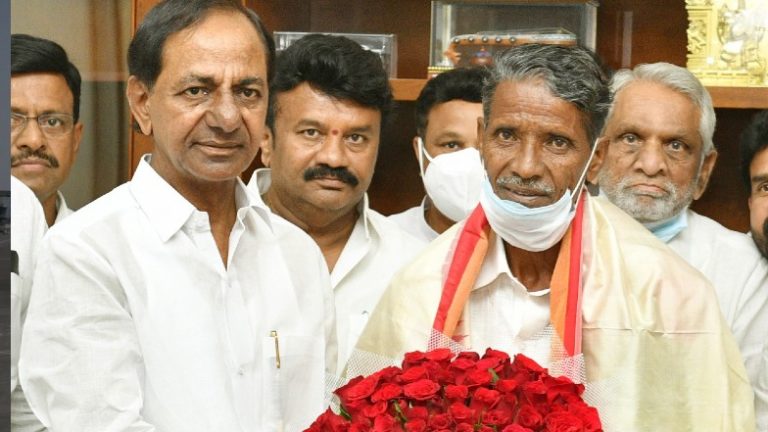 Telangana: సకిని రామచంద్రయ్య, కనకరాజుకు రూ. కోటి నగదు రివార్డు ప్రకటించిన సీఎం కేసీఆర్, పద్మశ్రీ అవార్డు అందుకున్న ఇరువురికి శుభాకాంక్షలు