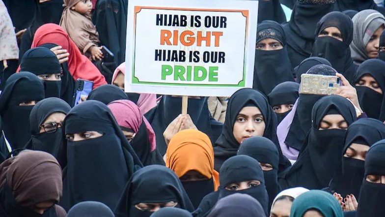 Karnataka Hijab Row: కర్ణాటకలో తెరుచుకున్న పాఠశాలలు, విద్యాసంస్థల్లో హిజాబ్ నిషేధంపై విద్యార్థులు నిరసన, సమస్యాత్మక ప్రాంతాల్లో సెక్షన్‌ 144 జారీ చేసిన పోలీస్ అధికారులు