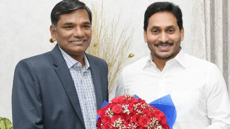 Andhra Pradesh: సీఎం వైఎస్ జగన్‌ను కలిసిన కొత్త పోలీస్ బాస్ రాజేంద్రనాథ్‌రెడ్డి, రాష్ట్ర డీజీపీగా రాజేంద్రనాథ్‌ రెడ్డికి పూర్తి అదనపు బాధ్యతలు అప్పగించిన ఏపీ ప్రభుత్వం