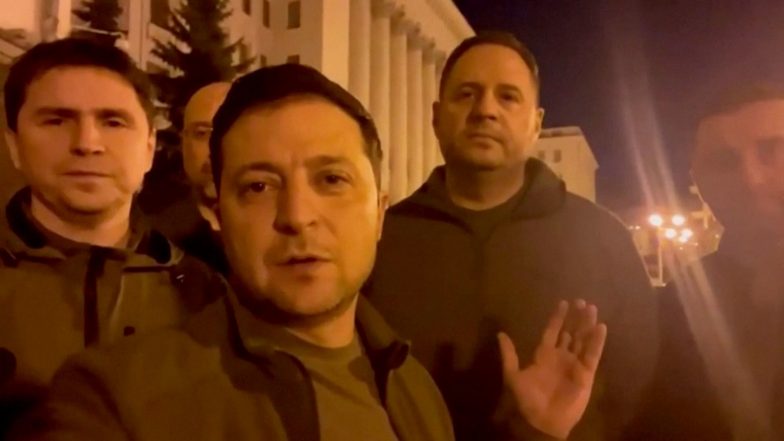 Ukraine President Video: నేను ఇక్కడే ఉన్నా: ఉక్రెయిన్ ప్రెసిడెంట్, అధ్యక్ష భవనం నుంచి సెల్ఫీ వీడియో, మిటలరీతో పాటూ ఉన్నానంటూ భరోసా, రష్యాపై ఆరోపణలు Ukraine President Video: నేను ఇక్కడే ఉన్నా: ఉక్రెయిన్ ప్రెసిడెంట్, అధ్యక్ష భవనం నుంచి సెల్ఫీ వీడియో, మిటలరీతో పాటూ ఉన్నానంటూ భరోసా, రష్యాపై ఆరోపణలు