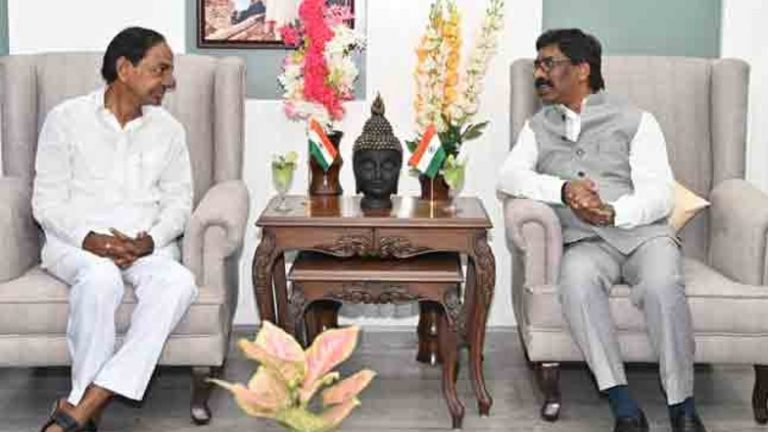 KCR Meet Hemant Soren: జార్ఖండ్ సీఎం హేమంత్ సోరెన్‌తో సీఎం కేసీఆర్ భేటీ, ప్రస్తుత దేశ రాజ‌కీయాలపై చర్చలు