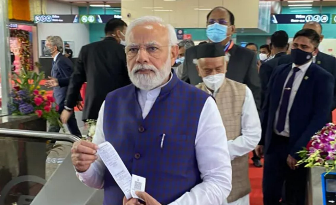 Pune Metro Rail Project: మెట్రో టికెట్ కొని ప్రయాణించిన ప్రధాని మోదీ, పుణె మెట్రోను ప్రారంభించిన ప్రధాని, 150 ఎలక్ట్రిక్ బస్సులు ప్రారంభం