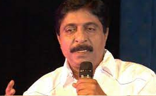 Sreenivasan: ఆసుపత్రిలో వెంటిలేటర్ మీద ప్రముఖ మలయాళం నటుడు, బై పాస్ సర్జరీ తరువాత పరిస్థితి విషమించడంతో అత్యవసర విభాగంలో చికిత్స తీసుకుంటున్న నటుడు శ్రీనివాసన్