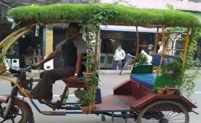 Mini Garden in Rickshaw: రిక్షా మీద గడ్డిని పెంచి దాన్ని మినీగార్డెన్‌గా మార్చేసిన రిక్షావాలా, సోషల్‌ మీడియాలో తెగ వైరల్‌ అవుతోన్న ఫోటో