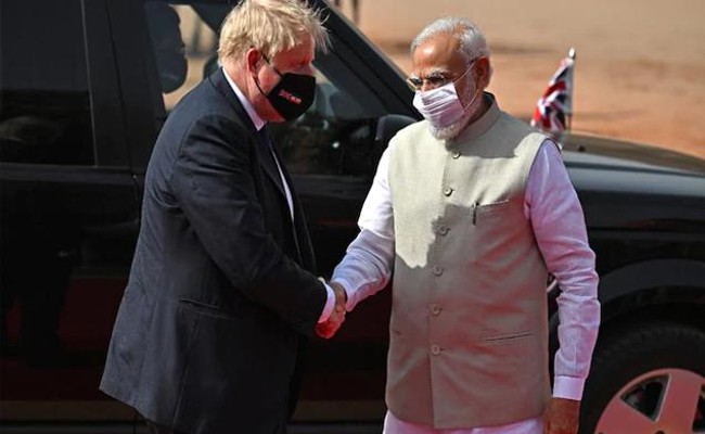 PM Modi Receives UK PM: బ్రిటన్ ప్రధాని బోరిస్ జాన్సన్‌కు స్వాగతం పలికిన ప్రధాని మోదీ, అద్భుత స్వాగతం పలికినందుకు భారత ప్రధానికి ధన్యవాదాలు తెలిపిన బ్రిటన్‌ ప్రధాని