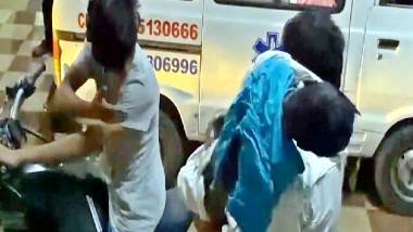 Ruia Ambulance Mafia: తిరుపతి రుయా ఆస్పత్రిలో దారుణం, బాలుడి మృత దేహాన్ని తరలించడానికి రూ.20 వేలు డిమాండ్‌, కొడుకు మృతదేహాన్ని 90 కిలోమీటర్లు బైక్‌పై తీసుకువెళ్లిన తండ్రి