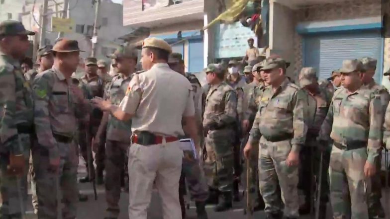 Jahangirpuri Clashes: ఢిల్లీ హనుమాన్ జయంతి ఉత్సవాల్లో హింసాత్మక ఘటనలు, అల్లర్లకు పాల్పడ్డ 14 మందిని అదుపులోకి తీసుకున్న పోలీసులు, ఘటనపై ఆరా తీసిన అమిత్ షా, సీసీటీవీ ఫుటేజ్తో దర్యాప్తు చేస్తున్న పోలీసులు Jahangirpuri Clashes: ఢిల్లీ హనుమాన్ జయంతి ఉత్సవాల్లో హింసాత్మక ఘటనలు, అల్లర్లకు పాల్పడ్డ 14 మందిని అదుపులోకి తీసుకున్న పోలీసులు, ఘటనపై ఆరా తీసిన అమిత్ షా, సీసీటీవీ ఫుటేజ్తో దర్యాప్తు చేస్తున్న పోలీసులు