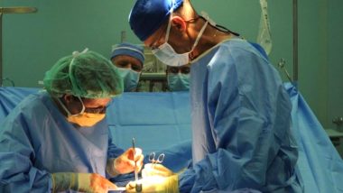 Doctors Remove 206 Stones: మనిషి కిడ్నీ నుండి 206 రాళ్లు తొలగించిన వైద్యులు, అవేర్ గ్లెనెగల్స్ గ్లోబల్ హాస్పిటల్‌ వైద్యులు అరుదైన ఘనత, కిడ్నీలో రాళ్లు ఏర్పడకుండా ప్రజలు ఎక్కువ నీరు తీసుకోవాలని సూచన