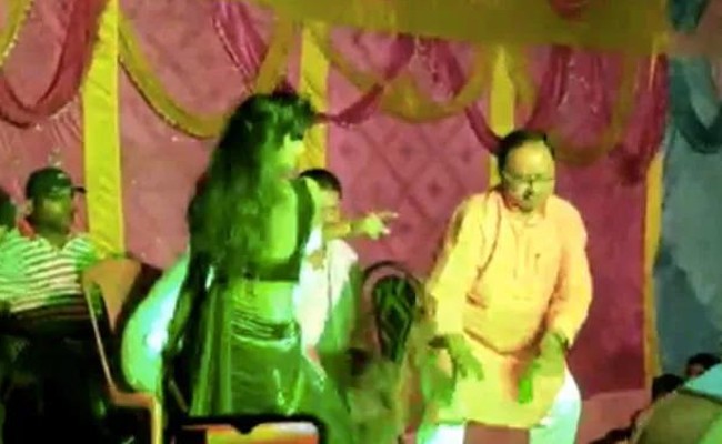 Gopal Mandal Dance Video: ఫ్లయింగ్‌ కిస్‌లు ఇస్తూ యువతితో కలిసి చిందులేసిన ఎమ్మెల్యే గోపాల్‌ మండల్‌, వీడియో సోషల్‌ మీడియాలో వైరల్‌, చివాట్లు పెట్టిన జెడీయూ పార్టీ నేతలు