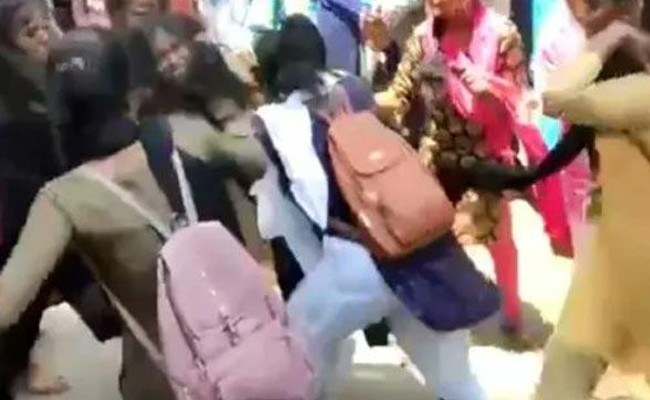 Madurai School Girls Fight: వీళ్లేమి స్టూడెంట్స్.. నడిరోడ్డు మీద బట్టలు చించుకునేలా తన్నుకున్న విద్యార్థినులు, సోషల్ మీడియాలో వీడియో వైరల్