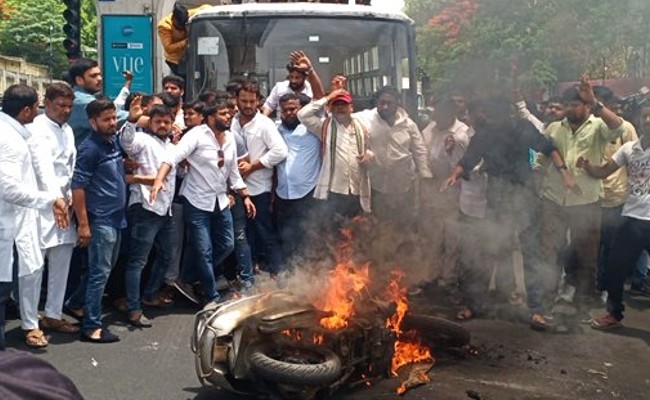 Telangana: రాజ్ భవన్ వద్ద ఉద్రిక్త పరిస్థితులు, హింసాత్మకంగా మారిన తెలంగాణ కాంగ్రెస్‌ చలో రాజ్‌భవన్‌ ముట్టడి, పలువురు కాంగ్రెస్ నేతలు అరెస్ట్