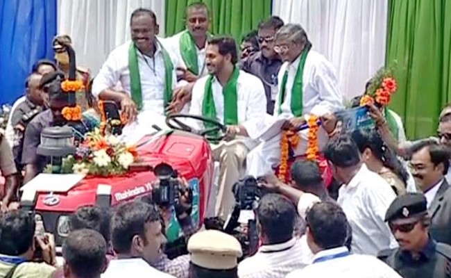 Jagan Drives Tractor Video: రైతు గ్రూపుతో కలిసి ట్రాక్టర్‌ నడిపిన సీఎం జగన్, వైఎస్సార్‌ యంత్ర సేవ పథకం ప్రారంభం కార్యక్రమంలో ఆసక్తికర ఘటన