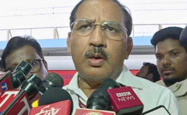 Agnipath Protests: లైన్ క్లియర్.. సికింద్రాబాద్ నుండి ప్రారంభం కానున్నరైళ్ల రాకపోకలు, రూ. 7 కోట్లకు పైగా ఆస్తి నష్టం జరిగిందని తెలిపిన DRM AK Gupta Agnipath Protests: లైన్ క్లియర్.. సికింద్రాబాద్ నుండి ప్రారంభం కానున్నరైళ్ల రాకపోకలు, రూ. 7 కోట్లకు పైగా ఆస్తి నష్టం జరిగిందని తెలిపిన DRM AK Gupta
