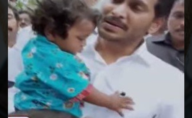 CM Jagan Konaseema Tour: సీఎం జగన్ జేబులో పెన్ను తీసుకున్న బాలుడు, వెంటనే తన పెన్‌ గిఫ్ట్‌గా ఇచ్చి ఆశీర్వ‌దించిన ఏపీ ముఖ్యమంత్రి, సోషల్ మీడియాలో వీడియో వైరల్