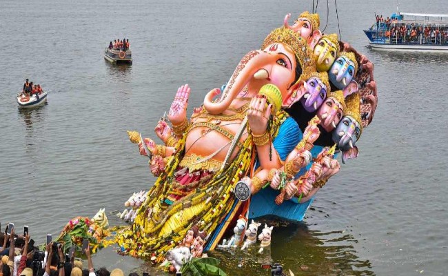 Ganesha Idol Immersion: గణేష్ విగ్రహాల నిమజ్జనం హుస్సేన్ సాగర్‌లోనే, స్పష్టం చేసిన భాగ్యనగర్ గణేష్ ఉత్సవ సమితి, ప్రతి మండపంలో జాతీయ పతాకాన్ని ఏర్పాటు చేయాలని వినతి