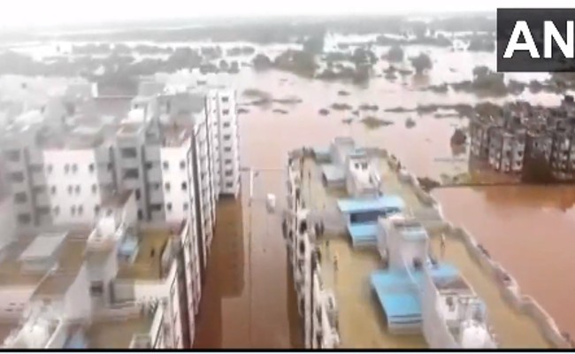 Gujarat Floods: నీటిలో మునిగిపోయిన గుజరాత్ రాష్ట్రాన్ని చూశారా..భారీ వర్షాల దెబ్బకు నవ్‌సారిలోని పలు ప్రాంతాలు జలమయం