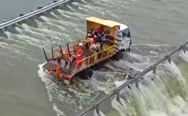 Hyderabad Rains: హైదరాబాద్ పోలీసులు సాహసం, వరదల్లో కొట్టుకుపోతున్న యువకుడిని కాపాడిన ట్రాఫిక్ పోలీసులు, హియామత్ సాగర్ ORR సర్వీస్ రోడ్డు బ్రిడ్జి మధ్యలో చిక్కుకున్న యువకుడు