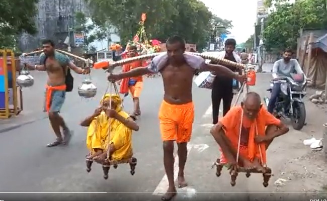 Kanwar Yatra: కొడుకు ప్రేమంటే ఇదే, త‌ల్లిద్రండుల‌ను కావ‌డిలో మోస్తూ క‌న్వ‌ర్ యాత్ర‌కు తీసుకువెళ్లిన ఓ కావడి, సోషల్ మీడియాలో వీడియో వైరల్