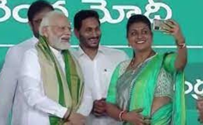 Minister Roja Selfie With PM Modi: పీఎం నరేంద్ర మోదీతో రోజా సెల్ఫీ, ఇప్పటికీ నెట్టింట్లో ట్రెండింగే మరి