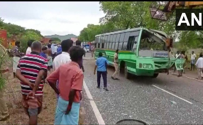 TN Road Accident: తమిళనాడులో ఘోర రోడ్డు ప్రమాదం, ట్రక్కును ఢీకొట్టిన ఆర్టీసీ బస్సు, ఇద్దరు మహిళలు సహా ఆరుగురు మృతి, మృతుల కుటుంబాలకు సహాయాన్ని ప్రకటించిన సీఎం స్టాలిన్