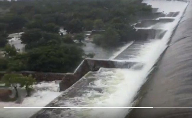 Upper Manair Dam: తెలంగాణ జలదృశ్యం వీడియో, పరవళ్లు తొక్కుతున్న ఎగువ మానేరు డ్యామ్, భారీ వర్షాలకు నిండుకుండలా మారిన జలాశయాలు