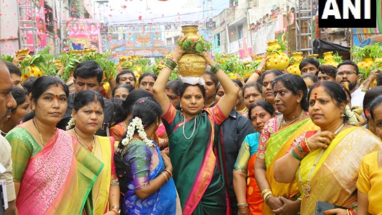 MLC Kavitha: సికింద్రాబాద్ ఉజ్జయినీ అమ్మవారికి బంగారుబోనం సమర్పించిన ఎమ్మెల్సీ కవిత, ప్రజలంతా సుభిక్షంగా ఉండాలని కోరుకున్న కవిత, 2 వేలబోనాలతో మెగా ర్యాలీ