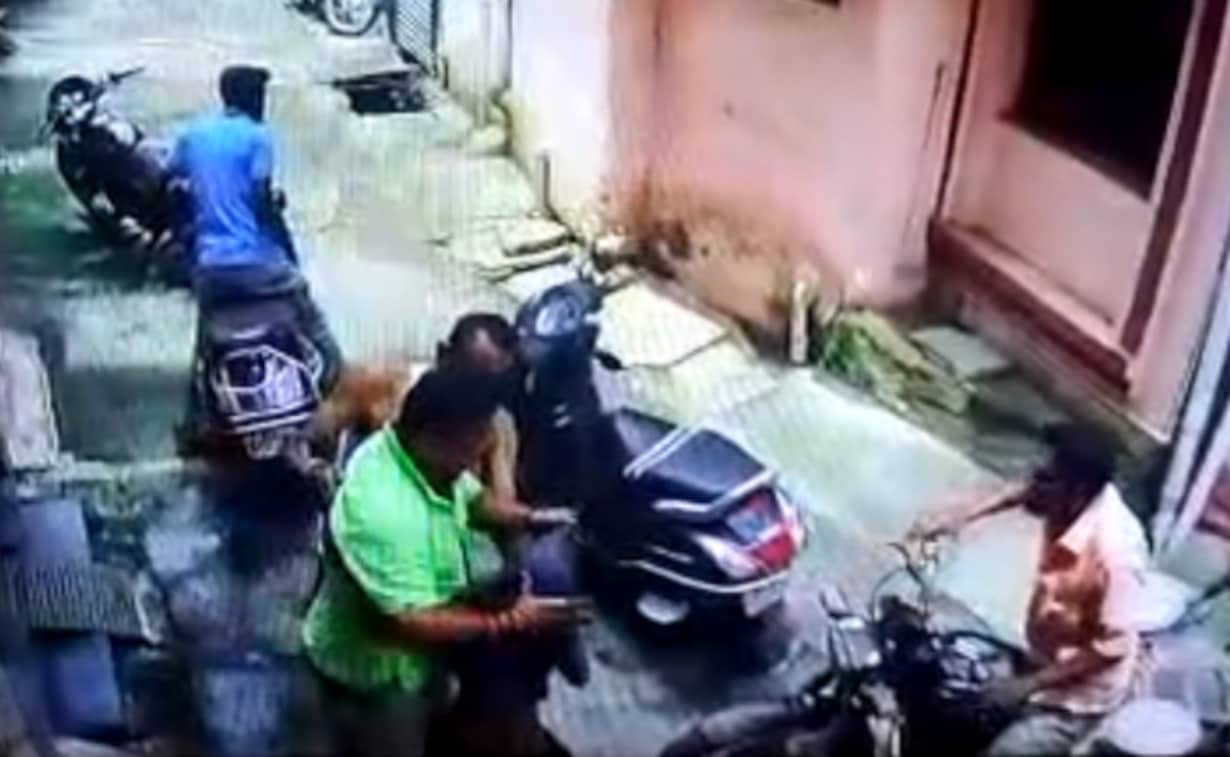 Madhya Pradesh Shocker:దొంగతనం నెపంతో 9ఏళ్ల బాలుడ్ని చితకబాదిన పోలీసులు, మధ్యప్రదేశ్‌లో దారుణం, ఆపేందుకు వచ్చినవారితో కూడా దురుసుగా ప్రవర్తించిన ఖాకీలు