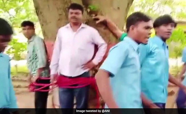Teacher Thrashed By Students: ఫెయిల్‌ చేశాడని టీచర్‌ను చెట్టుకు కట్టేసి కొట్టిన స్టూడెంట్స్, ప్రాక్టికల్ పరీక్షలో ఫెయిల్ చేసినందుకు 9వ తరగతి విద్యార్ధుల దుశ్చర్య, రాంచీలో గణితం ఉపాధ్యాయుడిపై దాడికి దిగిన 11 మంది విద్యార్ధులు, వీడియో ఇదుగోండి!