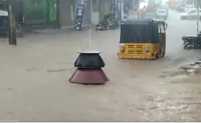 Hyderabad Rains: వైరల్ వీడియో ఇదే.. భారీ వర్షాలకు కొట్టుకుపోయిన బిర్యాని కుండలు, సోషల్ మీడియాలో ఫన్నీ కామెంట్లతో దూసుకుపోతున్న వీడియో