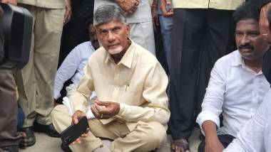 YSRCP vs TDP: దమ్ముంటే, మగాళ్లయితే ఇప్పుడు రండి అంటూ చంద్రబాబు సవాల్, సీఎం జగన్, డీజీపీ వచ్చినా సరే అని ఛాలెంజ్, అన్నా క్యాంటీన్ ఎదురుగా రోడ్డుపై బైఠాయించిన చంద్రబాబు